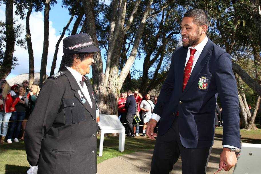Taulupe Faletau parla con una guardia Maori dopo la cerimonia di benvenuto in Nuova Zelanda